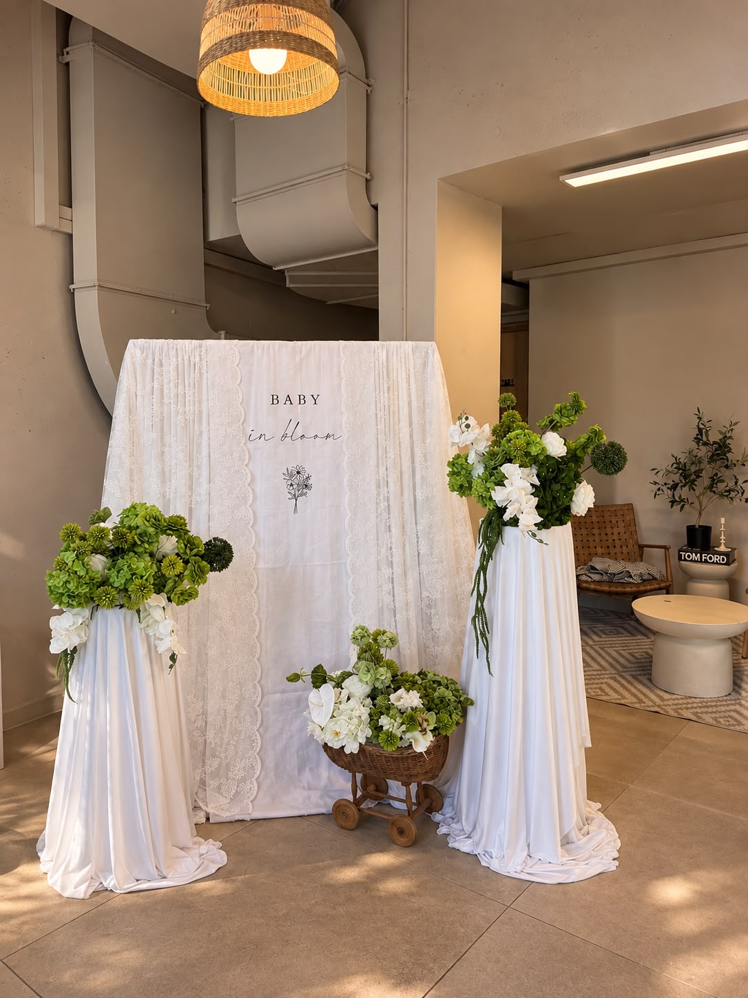 Babyshower-Dekoration mit Blumen und heller Spitze