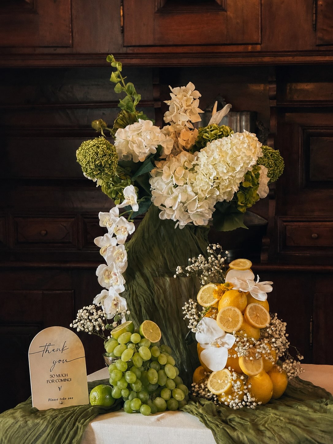 Sommerliche Eventdekoration mit Blumen, Zitronen und Trauben
