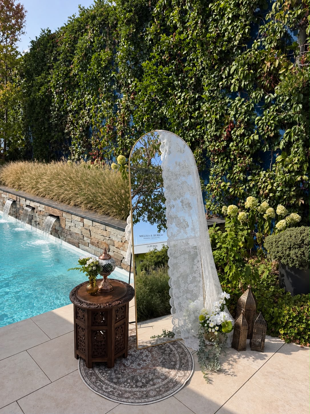 Spiegel- und Blumendekoration an einem Pool