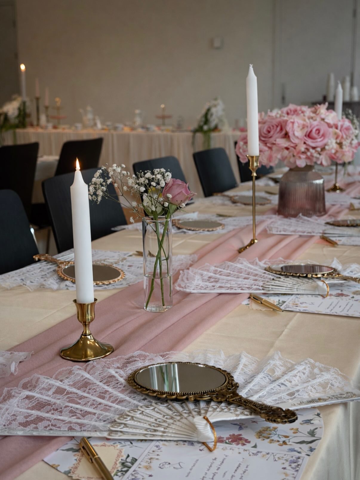 Romantische Tischdekoration mit Rosen, Spitze und goldenen Kerzenhaltern